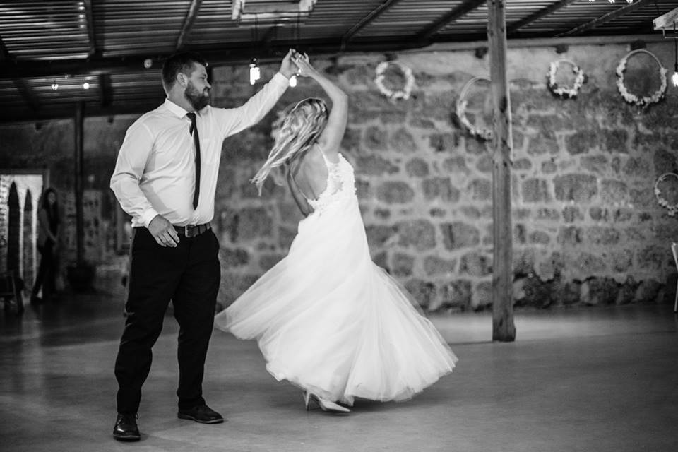 Bride & groom dancing